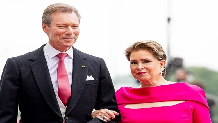 Oğlu üçün 25 illik taxtından imtina etdi - FOTO