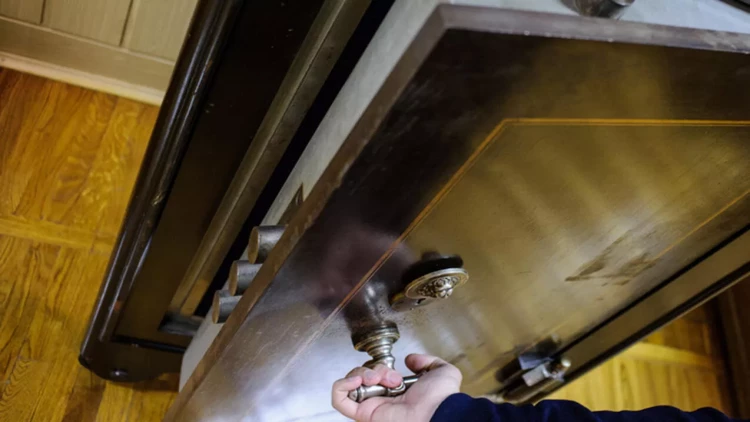 Məmurun evindən 340 min pul oğurlandı - Oğlunun sevgilisi həbs edildi