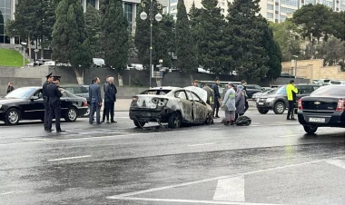 Milli Məclisin qarşısında avtomobil yandı - FOTO