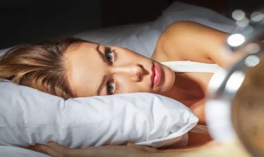 Yuxusuzluğun Əsl Səbəbi Stres Deyil – Gecələr Kortizolu Artıran Gizli Amil