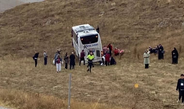 Türkiyədə sərnişin avtobusu yük maşını ilə toqquşdu - Çox sayda yaralı var