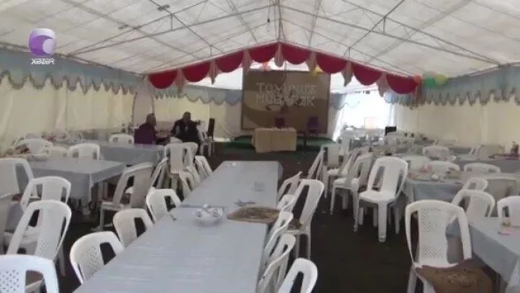 Toy günü bəy və daha 3 nəfər bıçaqlandı - vəziyyəti ağırdır - təfərrüat - VİDEO