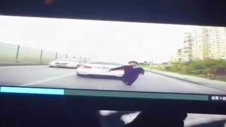 Bakıda uşaq özünü maşının üstünə atdı - VİDEO