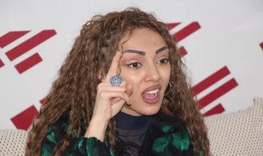 Müğənninin canlı yayımda halı PİSLƏŞDİ: təcili yardım gəldi - VİDEO