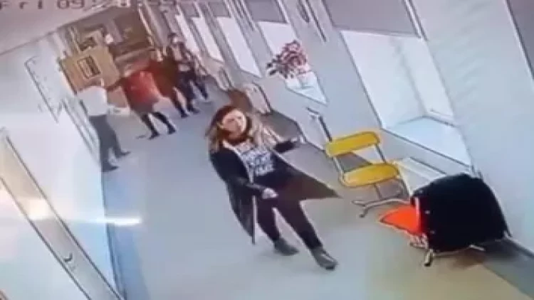 Lənkəranda direktor müavini şagirdi və xadiməni döydü - VİDEO