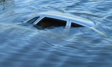 Azərbaycanda avtomobil kanala aşdı - xəsarət alanlar var