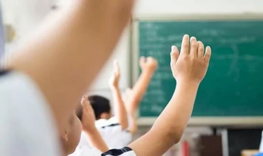 Azərbaycanda müəllimə məktəb direktorunu döydü