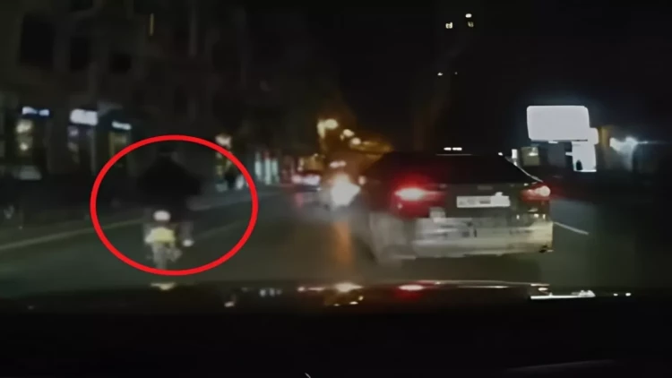 2 avtomobillə toqquşan moped sürücüsü qaçdı - VİDEO