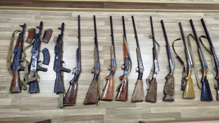 Lerikdə meşəlik ərazidən avtomat silahlar tapıldı