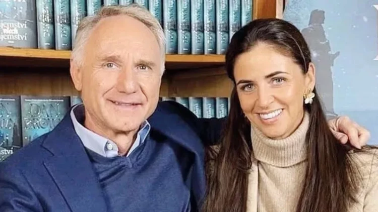 Dünyaca məşhur yazıçı özündən 27 yaş kiçik idmançı ilə nişanlandı