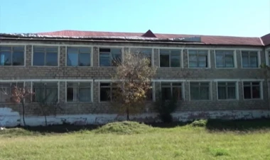 Bu məktəbdə dərslər dəhlizdə keçirilir - VİDEO