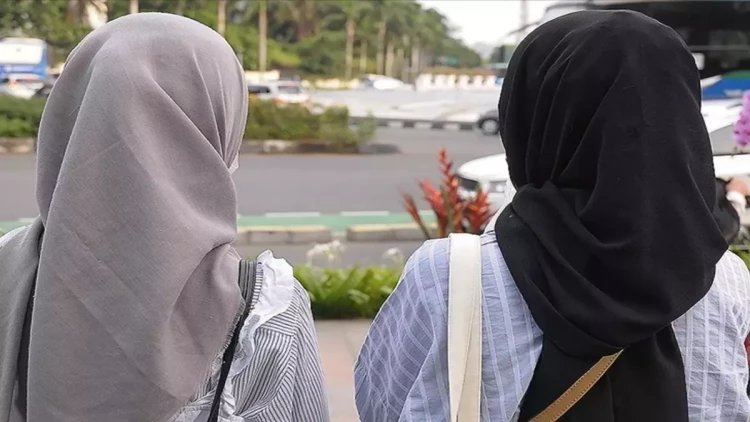 Əhalisinin 92 faizi müsəlmandır - Hicab qadağa edildi