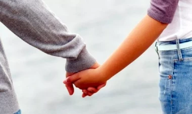 7 yaşından atalıq edən şəxsə qoşulub QAÇDI: anası ilə canlı efirdə belə üzləşdi - VİDEO