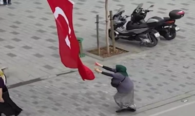 Yerə düşən bayrağı 