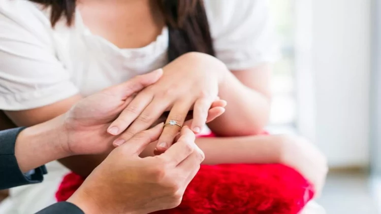 Evlilər subaylardan daha xoşbəxt imiş - Araşdırma