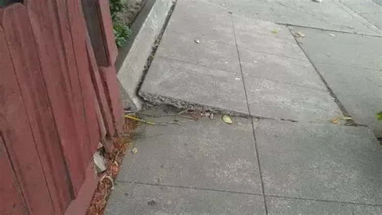 Nərimanovda küçədə səkilər bərbad gündədir - Küçəni bu vəziyyətə MTK salıb