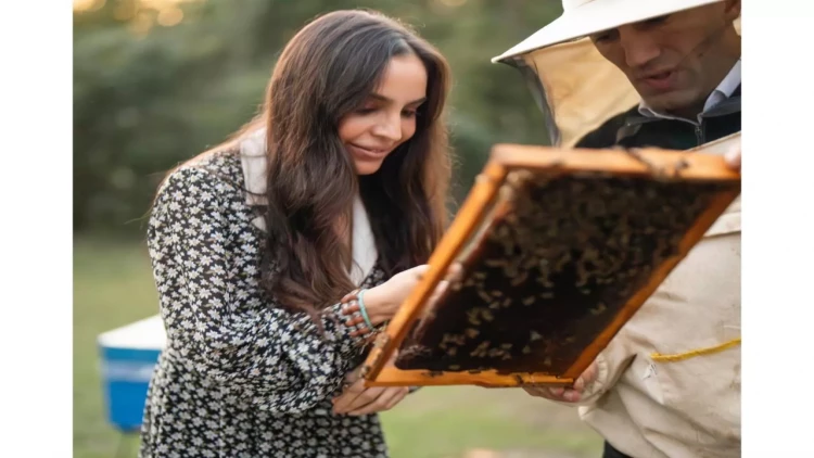 Leyla Əliyeva Qəbələdə “Gənc arıçı” layihəsinin iştirakçısı ilə görüşüb - FOTO