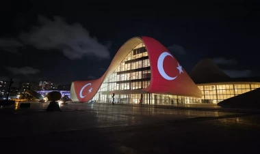 Heydər Əliyev Mərkəzi Türkiyə bayrağı ilə işıqlandırıldı