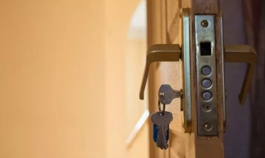 Qapısında bu işarə olanların bir-bir evlərinə girirlər