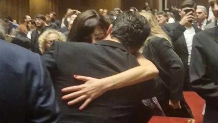 Çağatay səhnədən düşüb sevgilisini qucaqladı - VİDEO