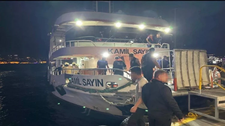 İstanbul boğazında sərnişin gəmisi yük gəmisi ilə toqquşdu - 12 yaralı var - FOTO