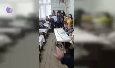Bu məktəbdə şagirdlər dərsi ayaqüstə öyrənirlər - oturmağa yer yoxdur - VİDEO