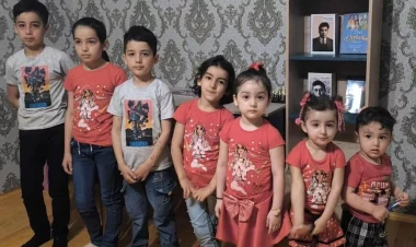 7 uşağı məktəbə yola salan ata: 