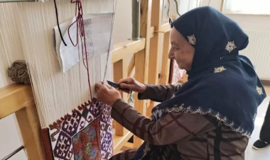 78 yaşlı nənə tələbə oldu: 12 nəvəsi, 12 nəticəsi var... – VİDEO - FOTO