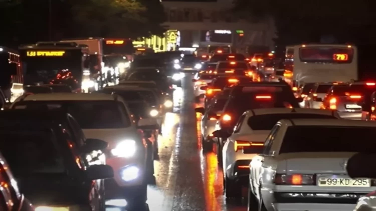 Qadağa var, amma özbaşınalıq davam edir - Bakıda yol qaydaları tırlara işləmir?