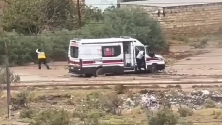 Bakıda təcili yardım maşını palçıqda batdı - Həkim çağırışa piyada getdi - VİDEO