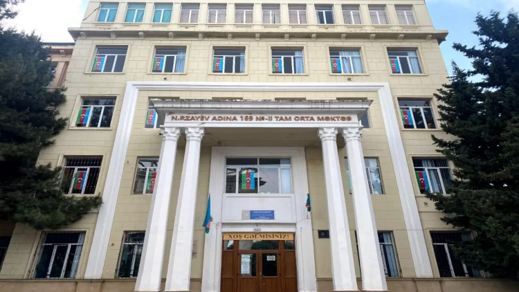 Valideynlər direktordan şikayətçidirlər: 