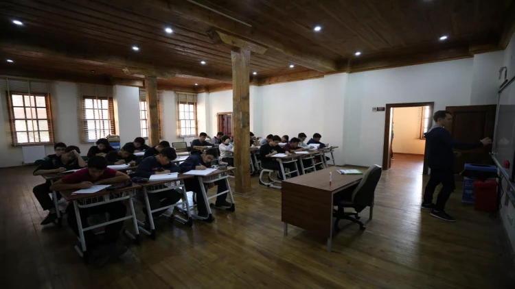 Ermənistan məktəblərində Azərbaycan bayrağının RƏNGLƏRİ - FOTO