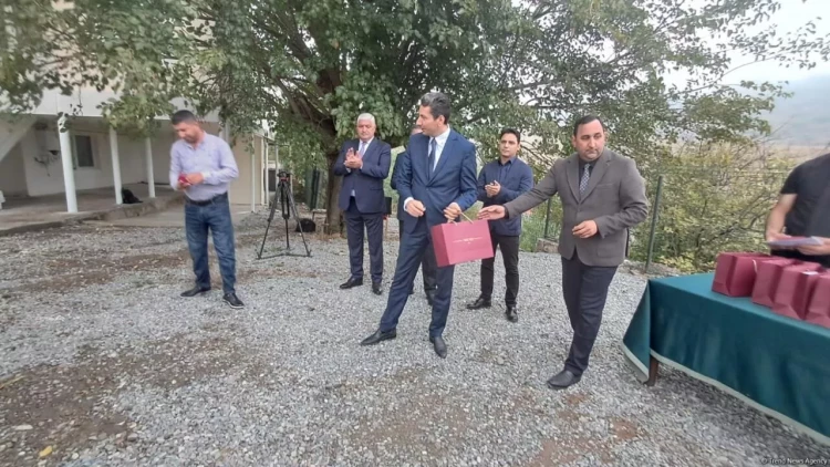 Xocalının Seyidbəyli kəndinə köçən ailələrə mənzillərin açarları təqdim olunub - FOTOlar