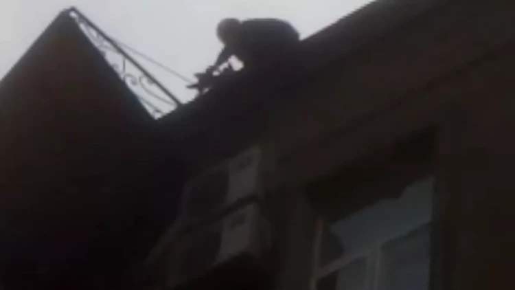 Yasamalda külək binanın dam örtüyünü qoparıb - VİDEO