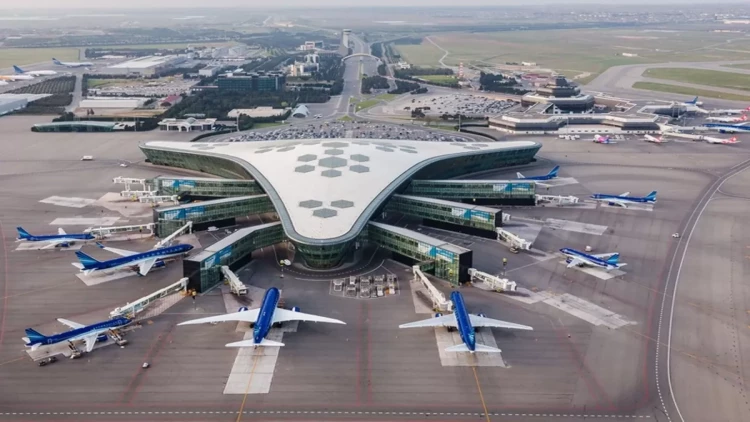 Bakı aeroportunda ƏMƏLİYYAT: təyyarədə oğurluq edənlər saxlanıldı - FOTO