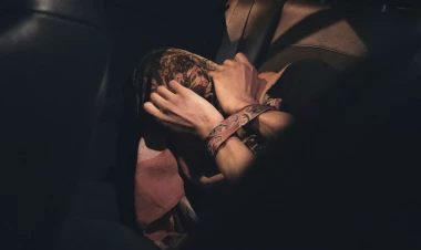 22 yaşlı qızın qaçırılmasına görə bacısı və oğlanın anası saxlanıldı