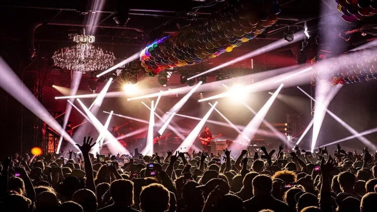 Müğənni səhnədən yıxıldı, musiqiçini təpiklə yerə sərdilər - VİDEO