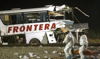 Meksikada qatar avtobusu iki yerə böldü - ANBAAN VİDEO