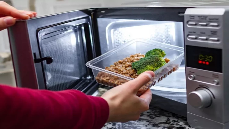 Yeməyi plastik qabda qızdıranların nəzərinə! - Bu xəstəlik yaranır