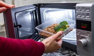 Yeməyi plastik qabda qızdıranların nəzərinə! - Bu xəstəlik yaranır