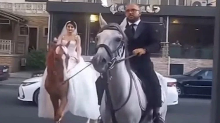 Bakıda bəylə gəlin toya at belində getdi - VİDEO