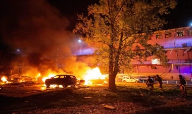 Rusiyanın PUA hücumu nəticəsində Kiyevdə hökumət binasında yanğın baş verib