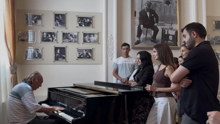 Tanınmış incəsənət və ictimai xadimlər Rəşid Behbudovun xatirə otağını ziyarət ediblər - FOTO