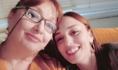 Məşhur türk aktrisa anasının dəfnində deyib-güldü -  QINANDI - FOTO