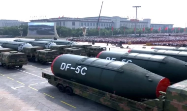 Çin paradda ilk dəfə qitələrarası nüvə raketini nümayiş etdirdi