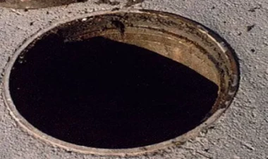 Bakıda məşhur parkda 2 yaşlı uşaq kanalizasiya quyusuna düşdü - FOTO