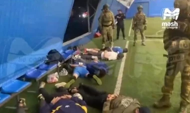 20-yə yaxın futbolçu meydançada həbs olundu - VİDEO