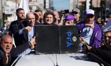 Argentina prezidentinin maşınını daşa basdılar - VİDEO