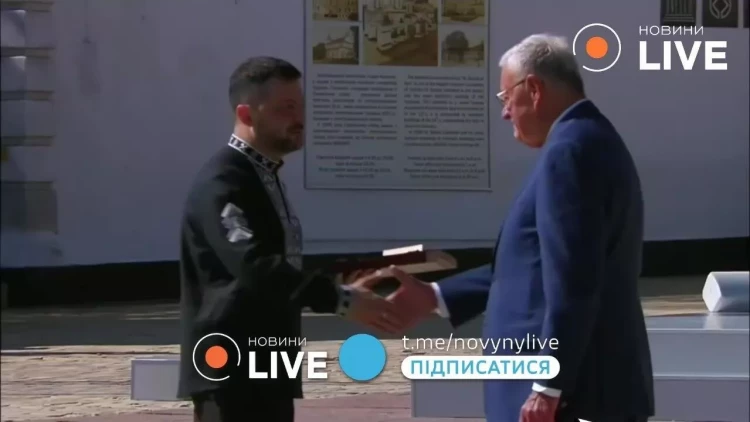 Zelenski Trampın nümayəndəsini ordenlə təltif etdi - VİDEO