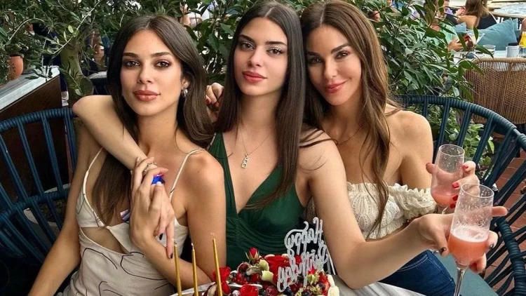 Türkiyəli aktrisanın özündən gözəl qızı SEVGİLİSİ İLƏ - FOTO
